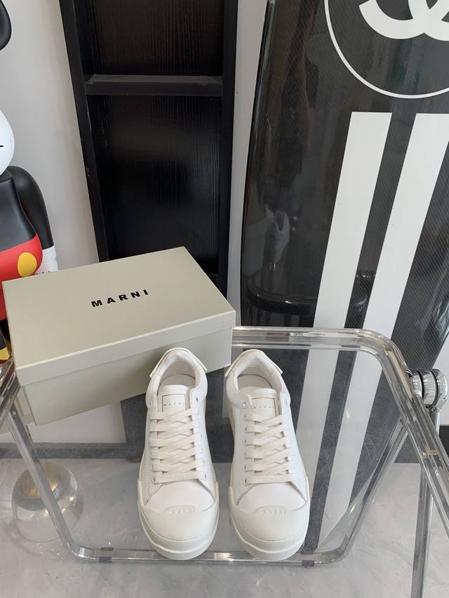 Marni 玛尼新款冰淇淋 小白鞋 纯手工制作而成 鞋身纯牛皮 前后采用橡胶保护层 增加了耐磨性 百搭休闲脚感巨舒服 真正做到一比一出货 原版开发 顶级版本 所
